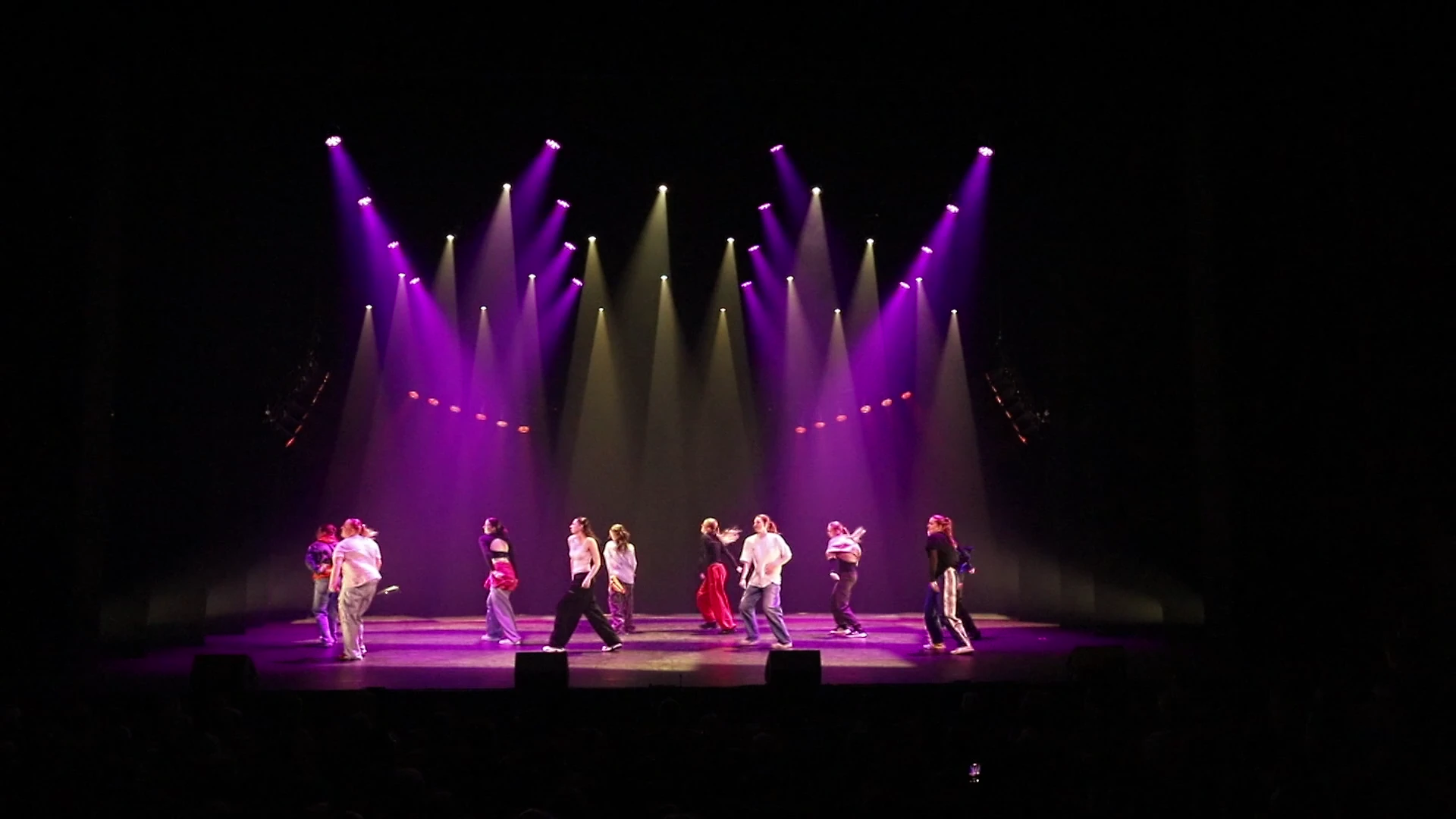 Beeld uit het optreden HipHop 16+ tijdens The Magic of Dance