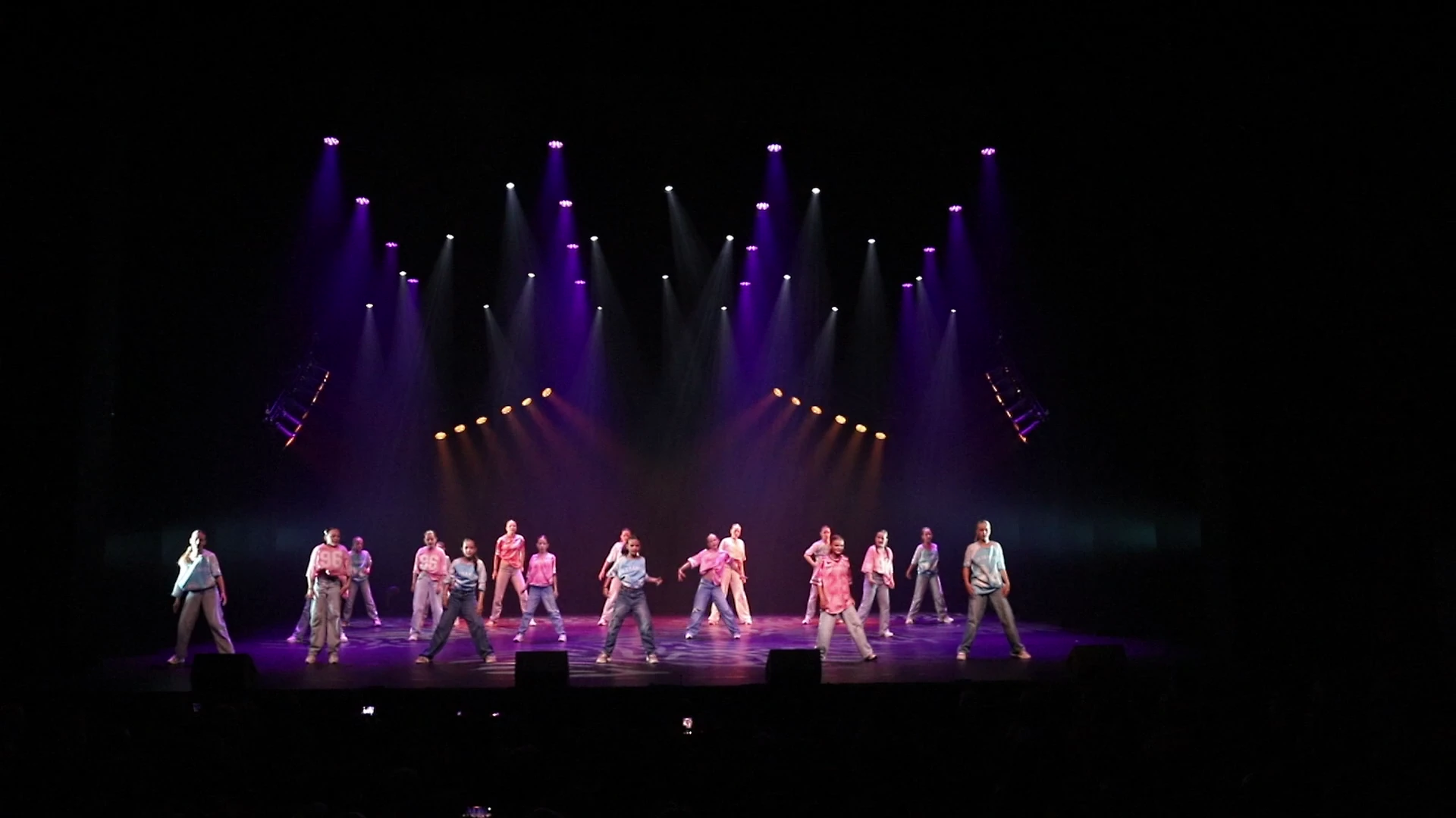 Beeld uit het optreden HipHop 9-12 jaar tijdens The Magic of Dance