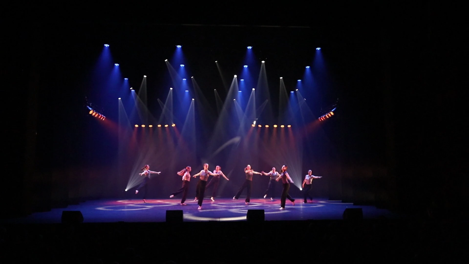 Beeld uit het optreden JazzModern 14+ tijdens The Magic of Dance