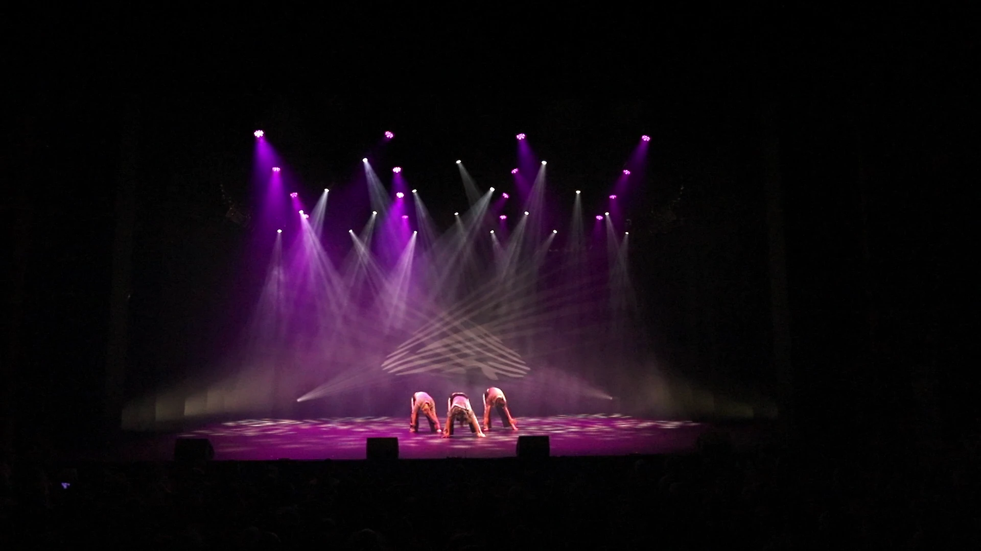 Beeld uit het optreden Elise, Lot & Lienne tijdens The Magic of Dance