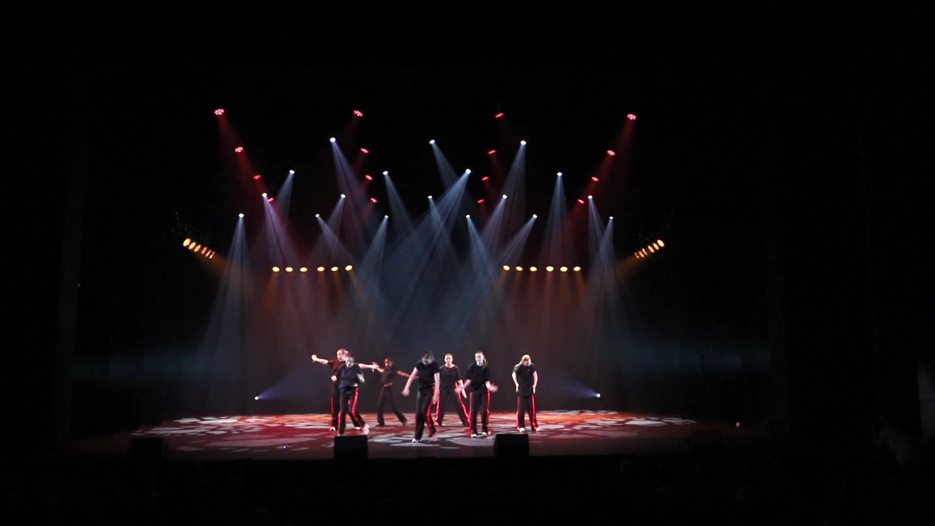 Beeld uit het optreden HipHop 12+ tijdens The Magic of Dance