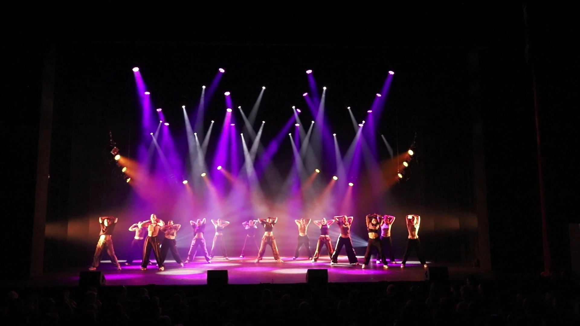 Beeld uit het optreden Dancehall 16+ (groep 2) tijdens The Magic of Dance
